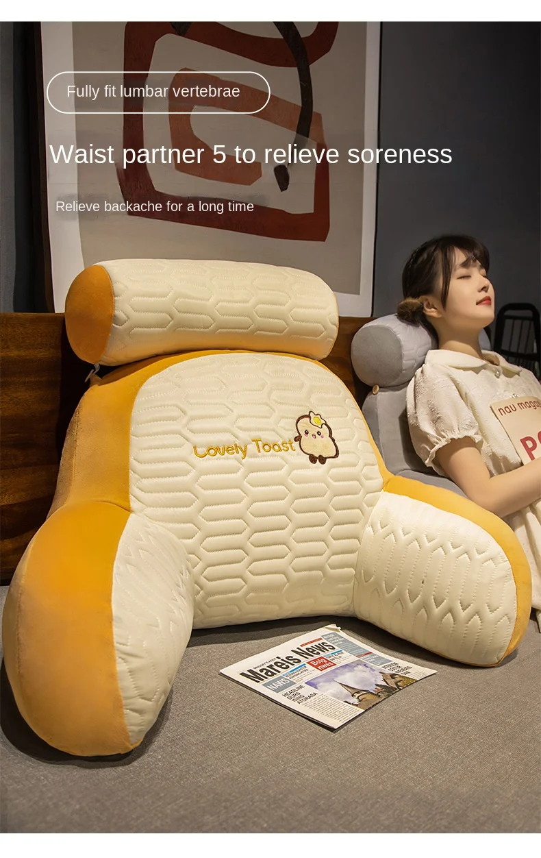 Cojín de látex infantil con soporte lumbar en un sofá