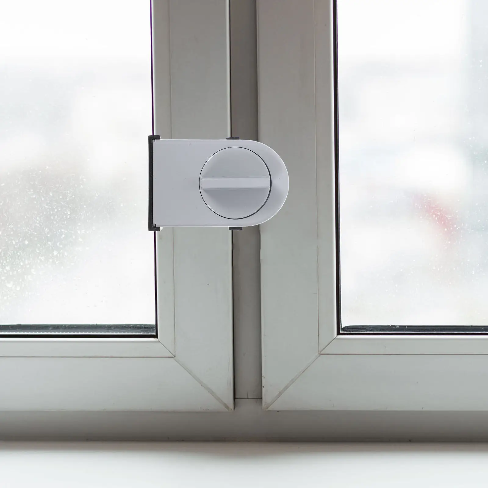 Cerradura de seguridad para ventanas corredizas grandes instalada