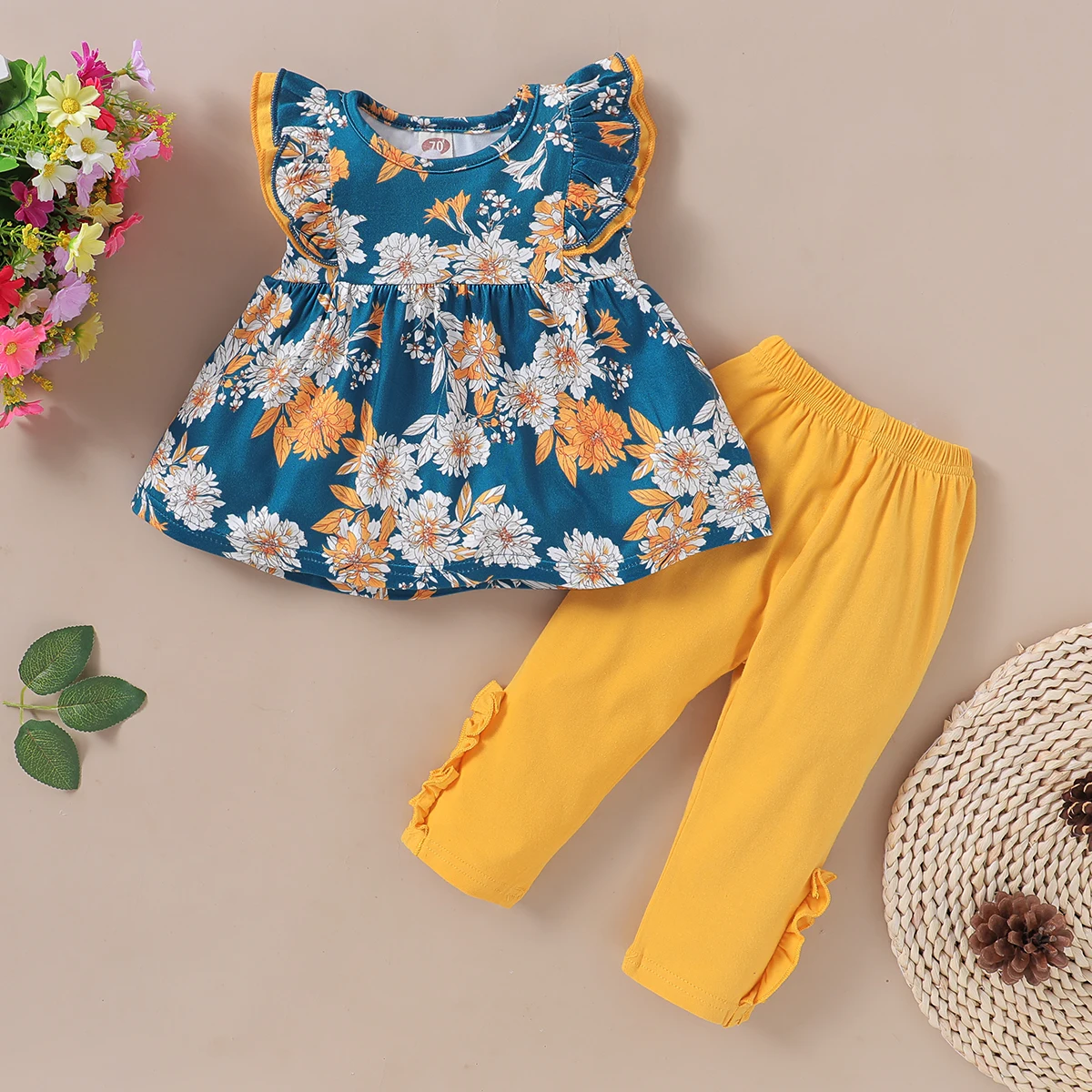 Conjunto veraniego niña con camiseta floral y leggings lisos