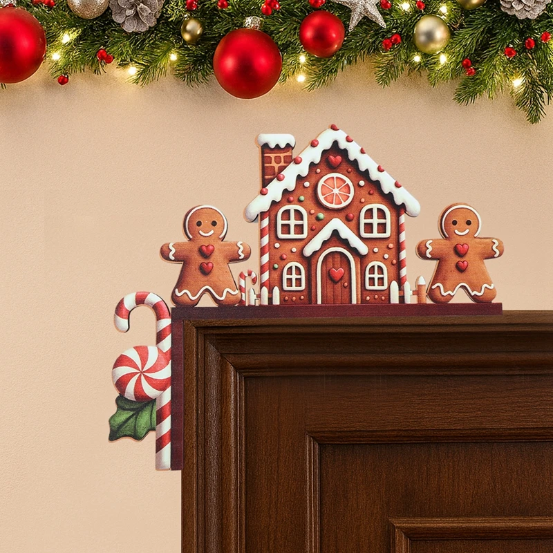Adorno navideño de madera colgado en el marco de una puerta