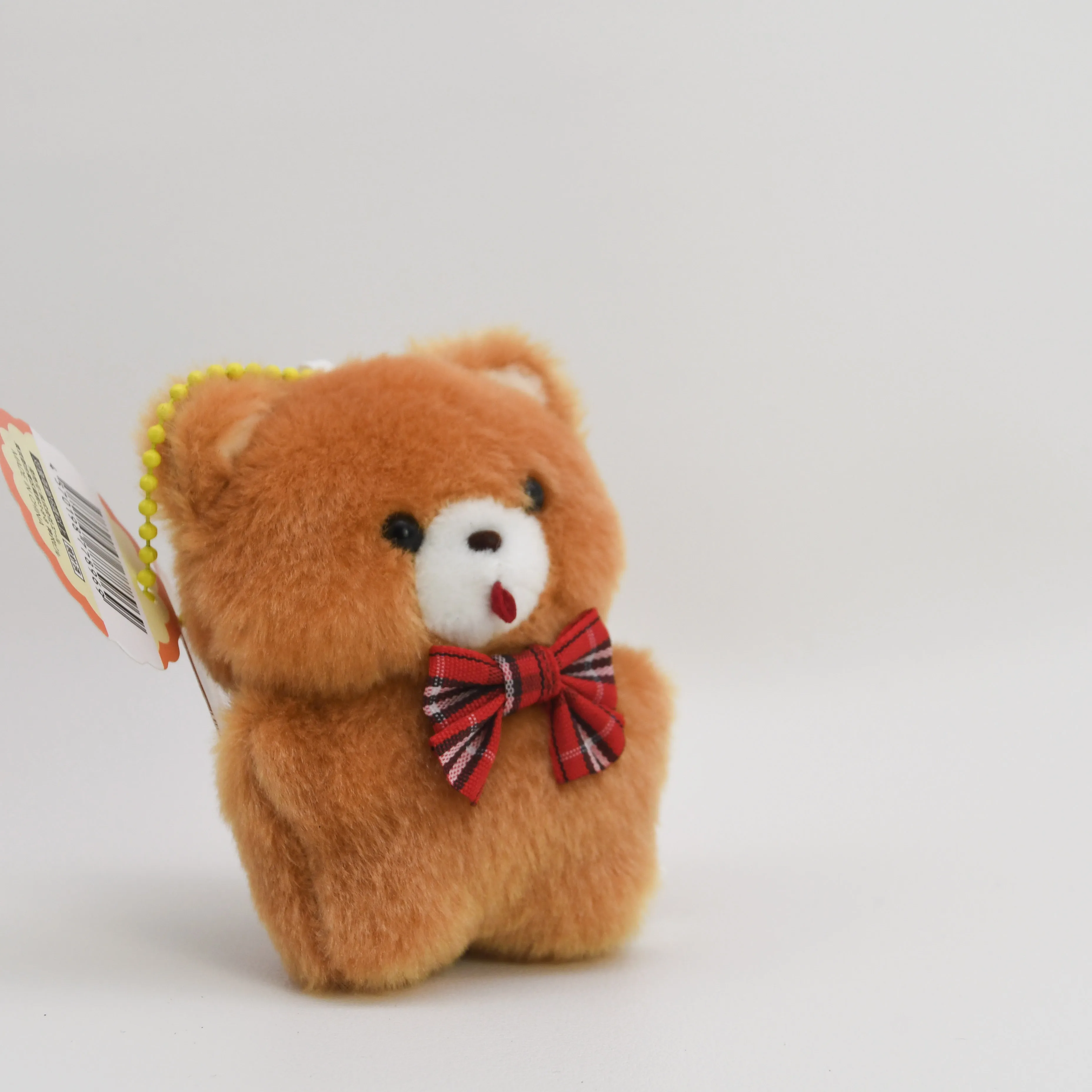 Yell World Peluche de oso nostálgico colgante con pajarita y cintas - imagen 3