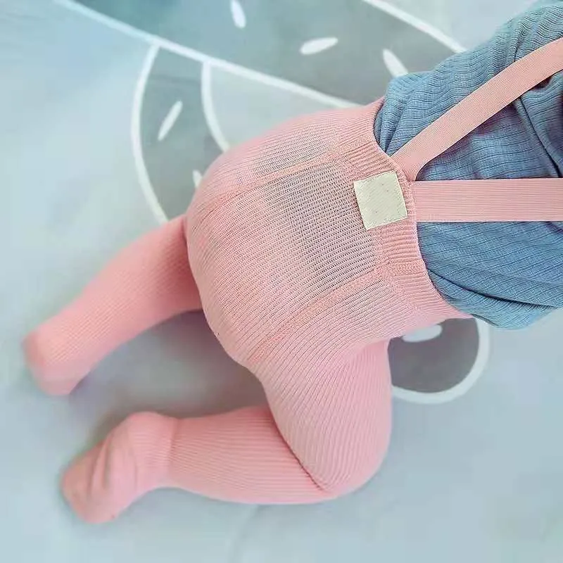 Modelo infantil con tirantes