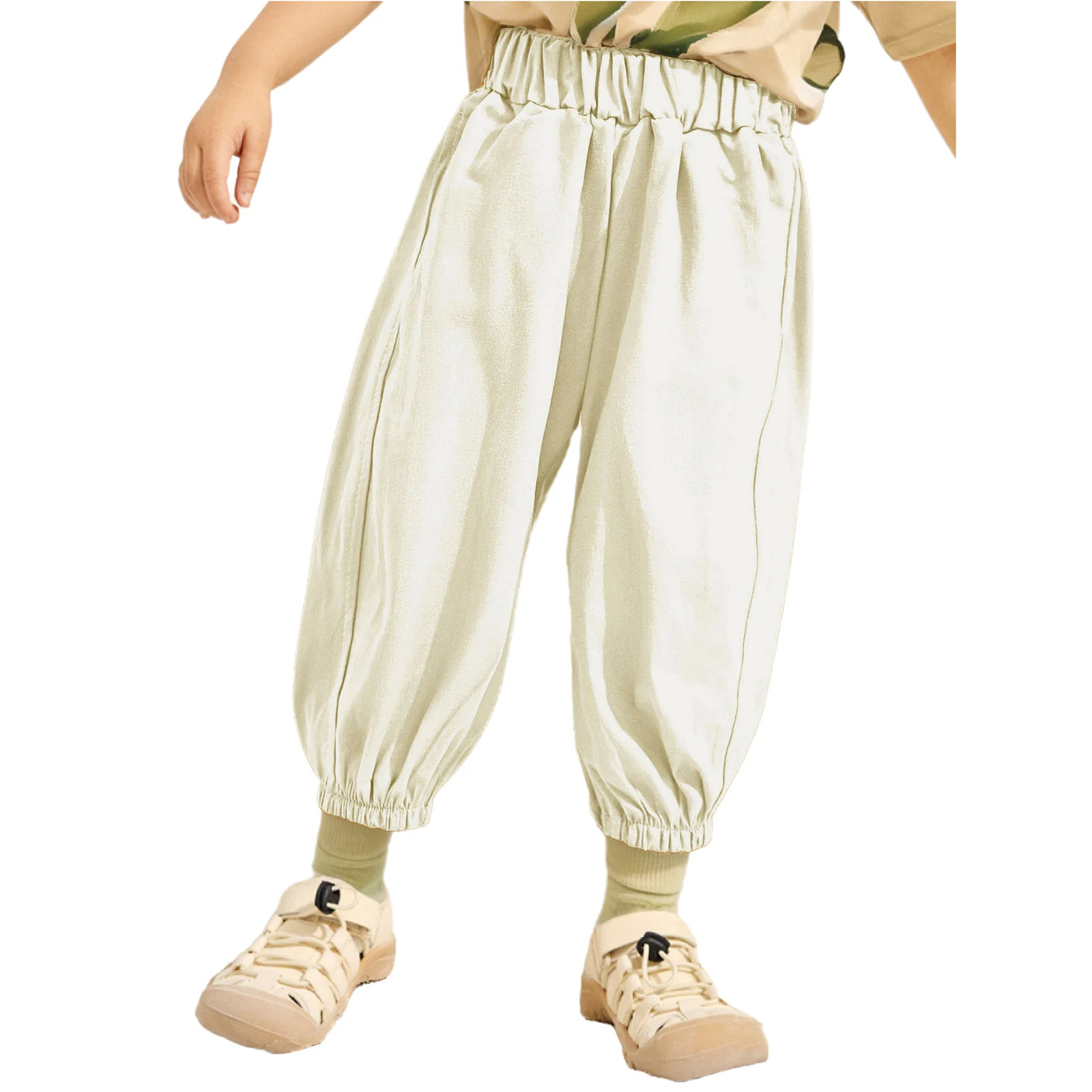 Bebé usando los pantalones en exterior