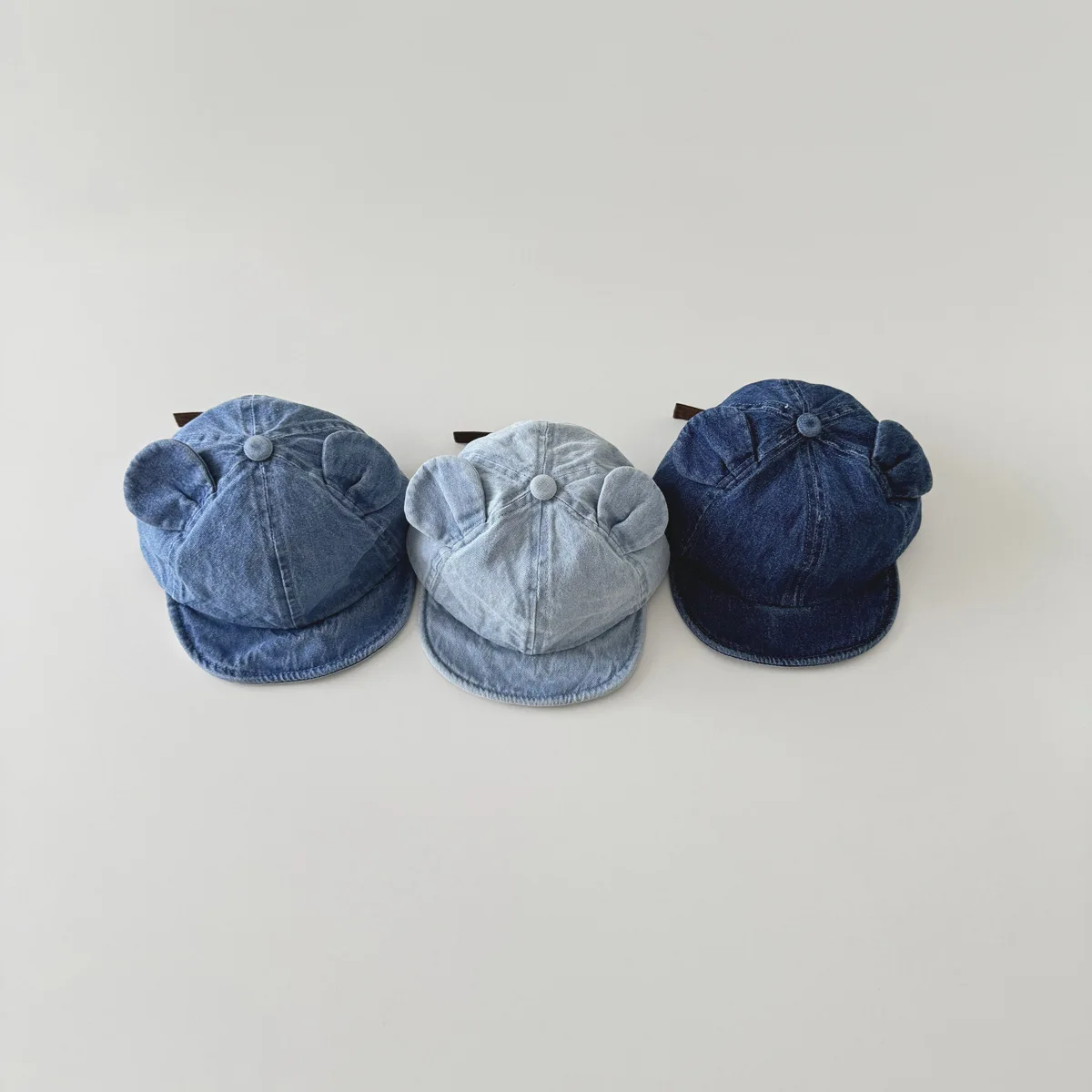 Gorra denim con orejas de oso vista frontal