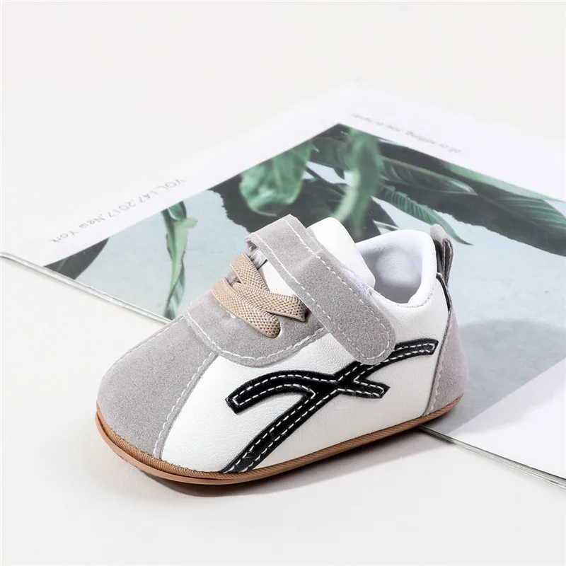 Nuevos zapatos para bebé con suela antideslizante