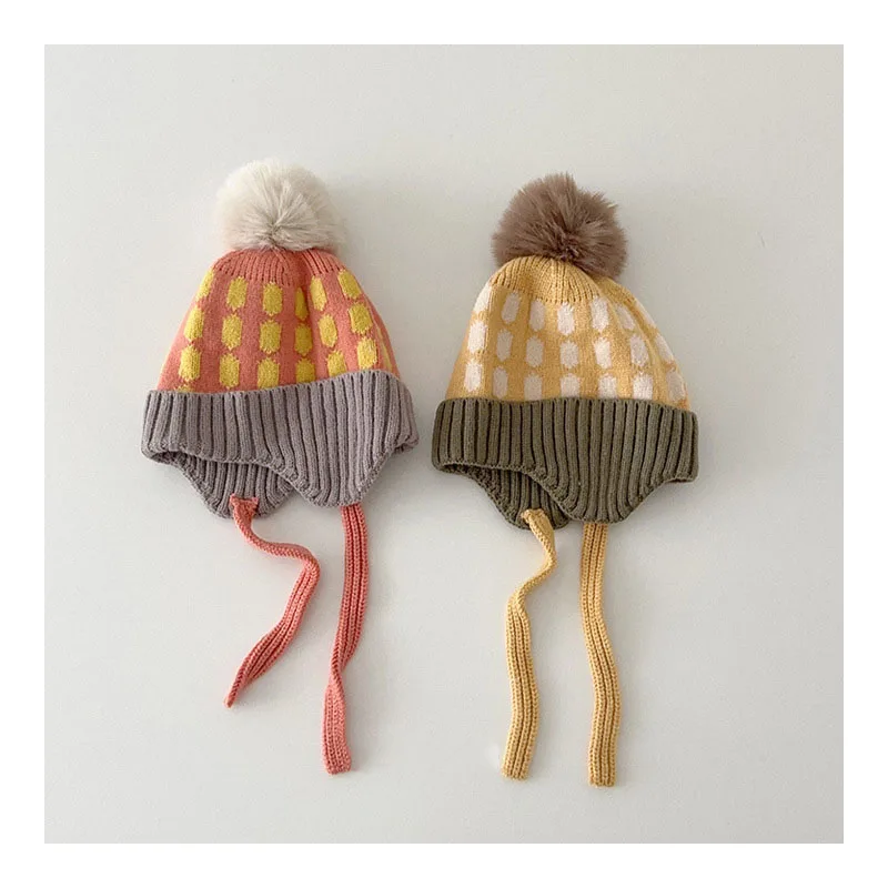 Gorro de invierno infantil con protección orejas y franjas multicolor