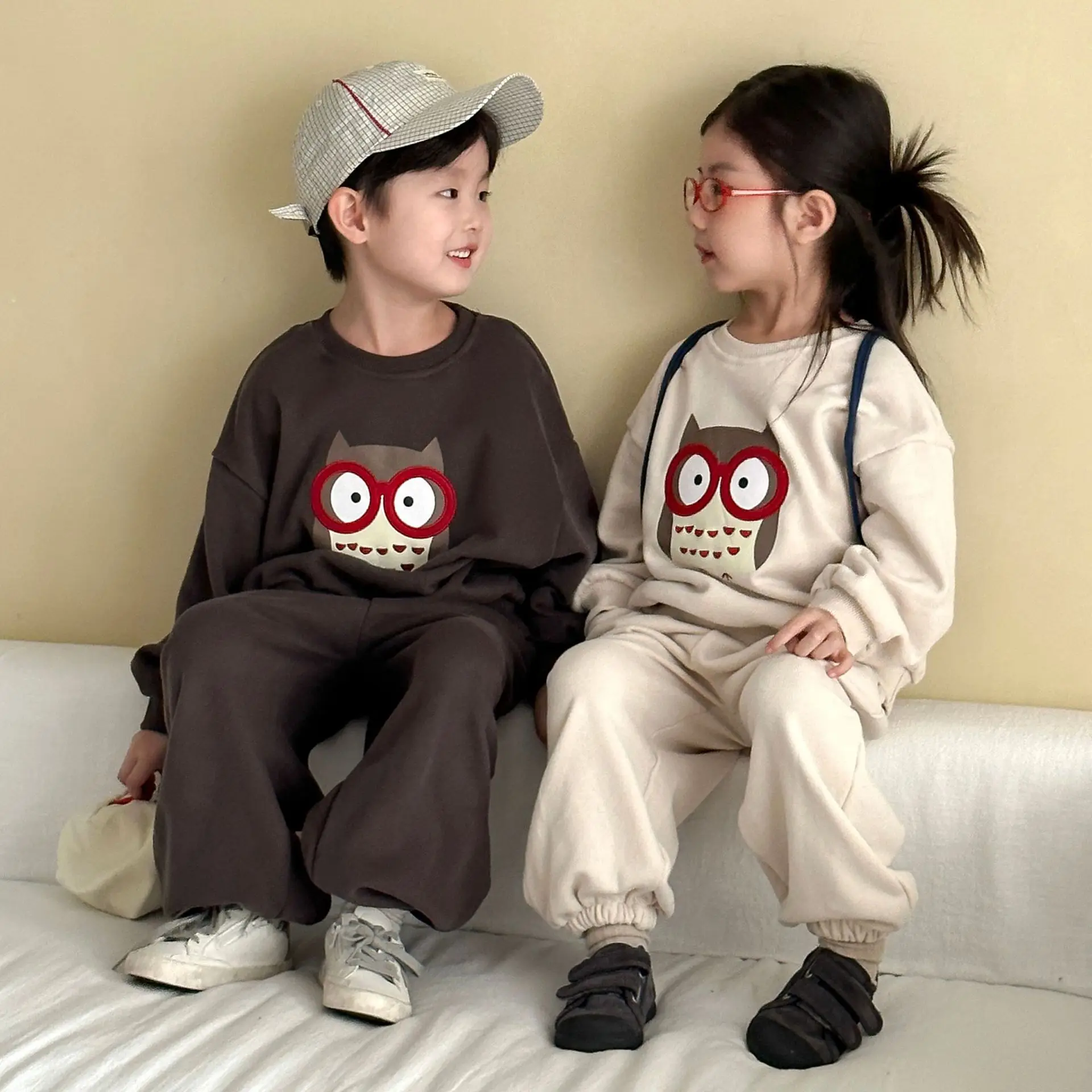 Conjunto de ropa de otoño para niños y niñas con sudadera estampada - imagen 2