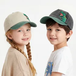 Gorra infantil de dinosaurio con protección UV ligera