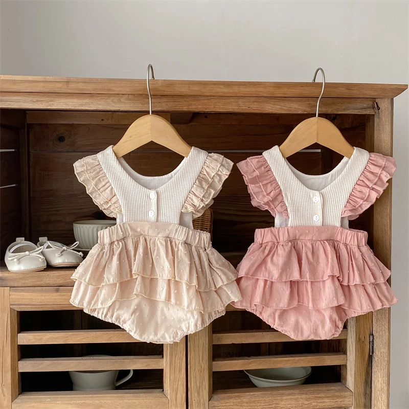 Vista general del mono bordado para niñas pequeñas
