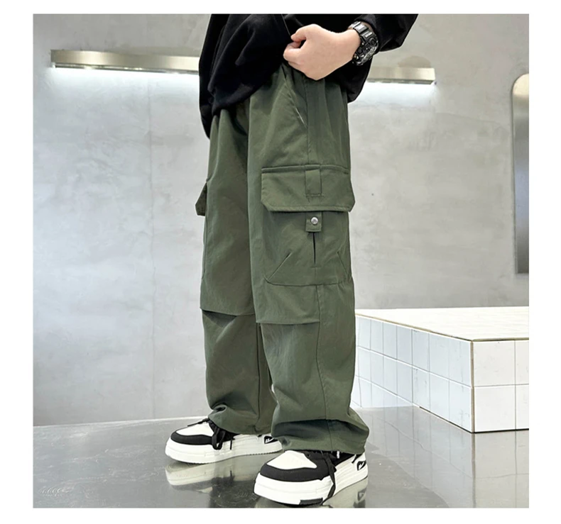 Pantalón gris claro usado en parque
