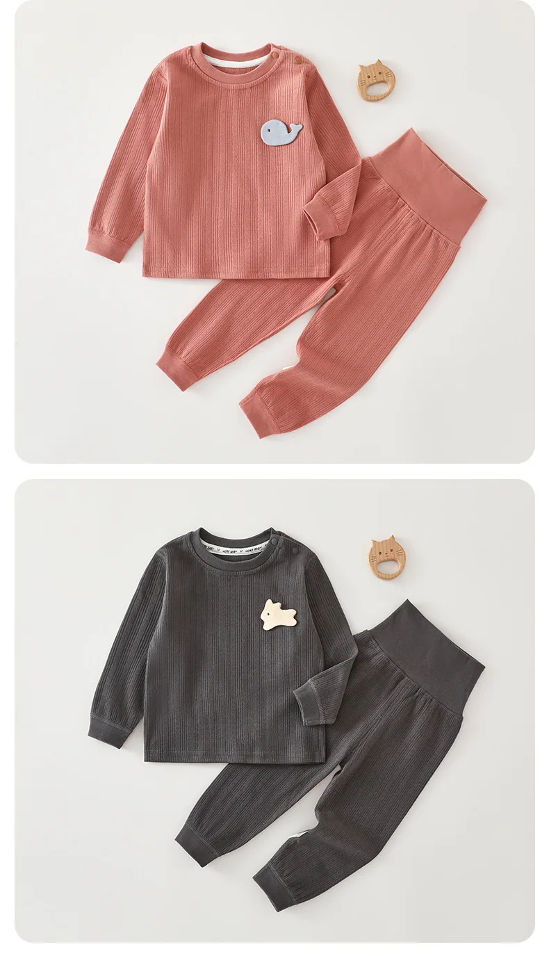 Conjunto completo visto desde varios ángulos mostrando el ajuste y caída de la tela