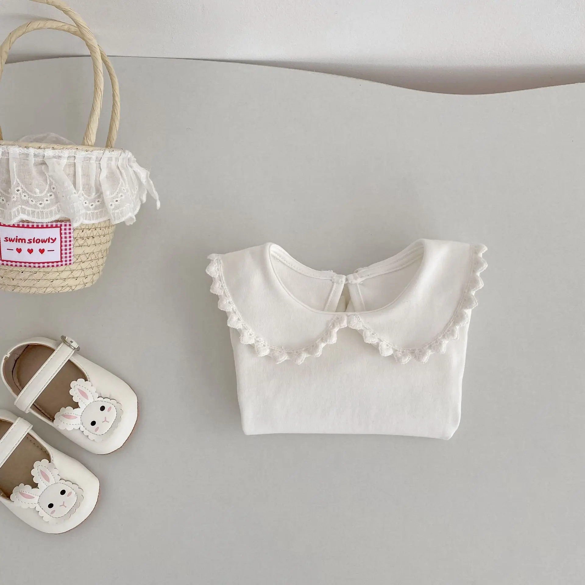 Blusa de niña blanca con cuello Peter Pan y manga larga - imagen 3