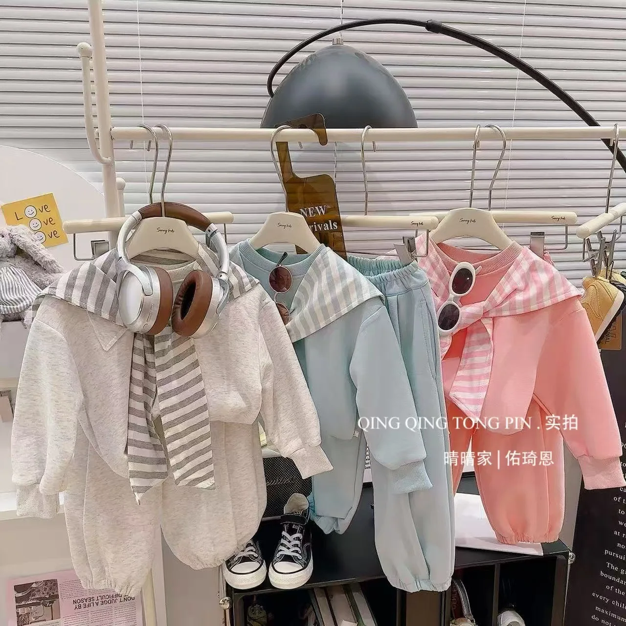 Conjunto de otoño infantil con sudadera y pantalón - imagen 3