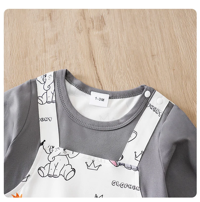 Detalle de ropa de bebé con manga larga