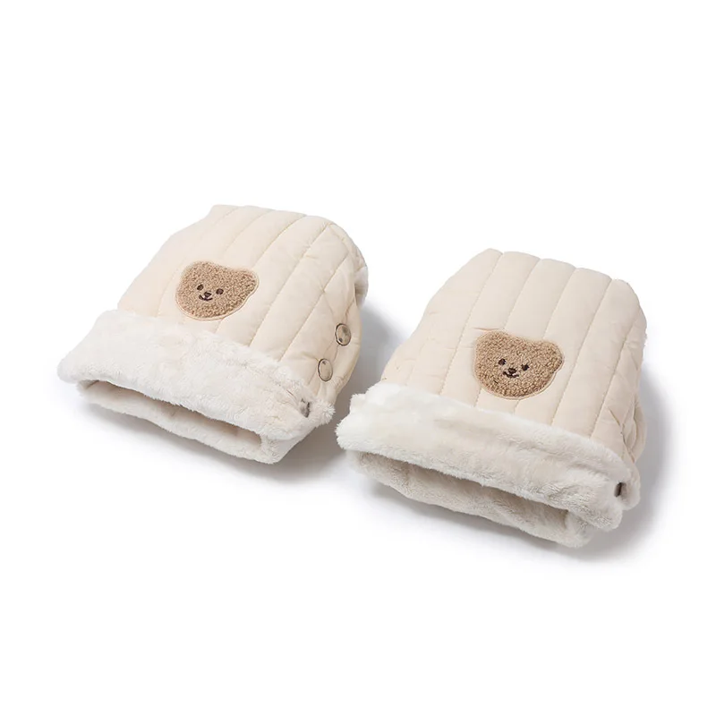 Guantes de cochecito para mamá en uso sobre manillar