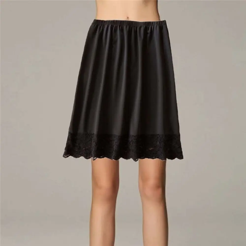 Modelo wearing the underskirt