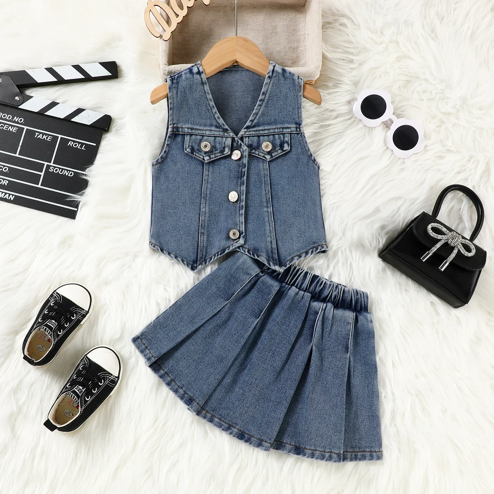 Niña pequeña modelo usando el conjunto en entorno exterior