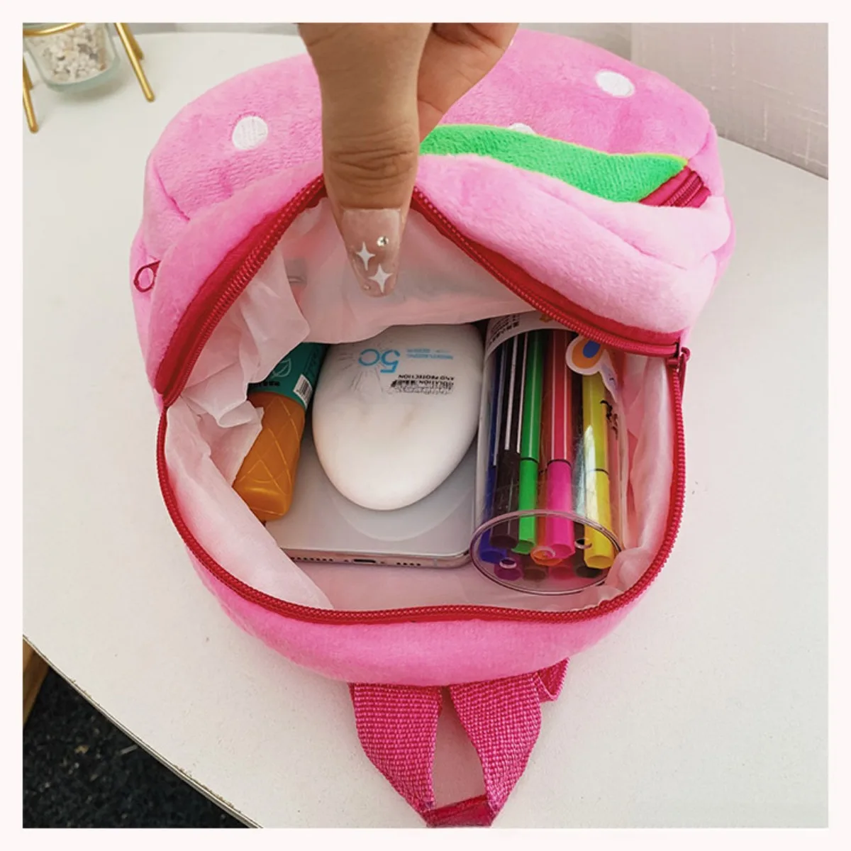 Mochila de peluche para bebé con fresa – Estilo fruta rosa infantil - imagen 4