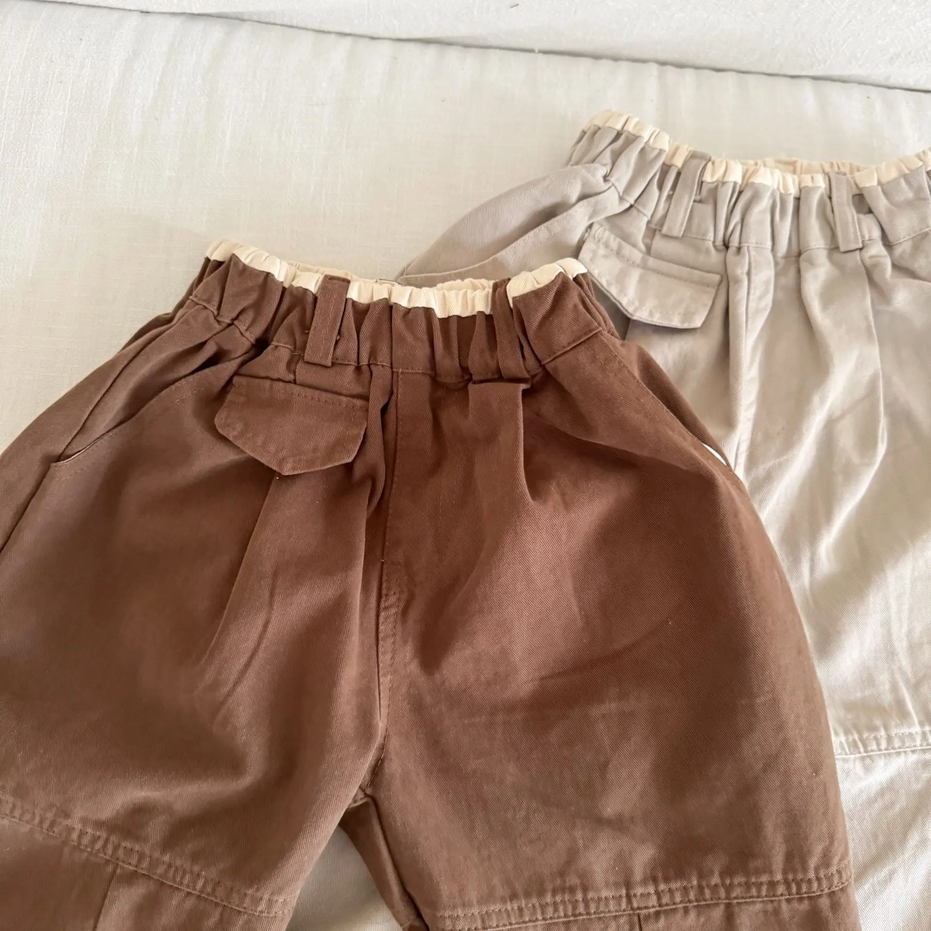Niño usando los pantalones en actividad al aire libre