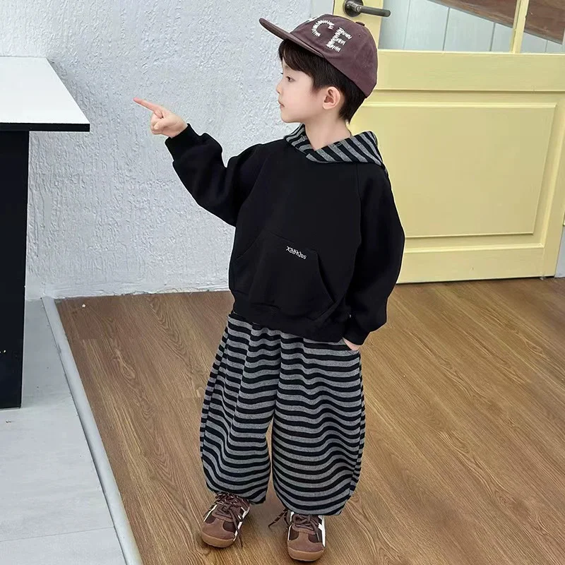 Conjunto deportivo infantil sudadera con capucha y pantalón a rayas