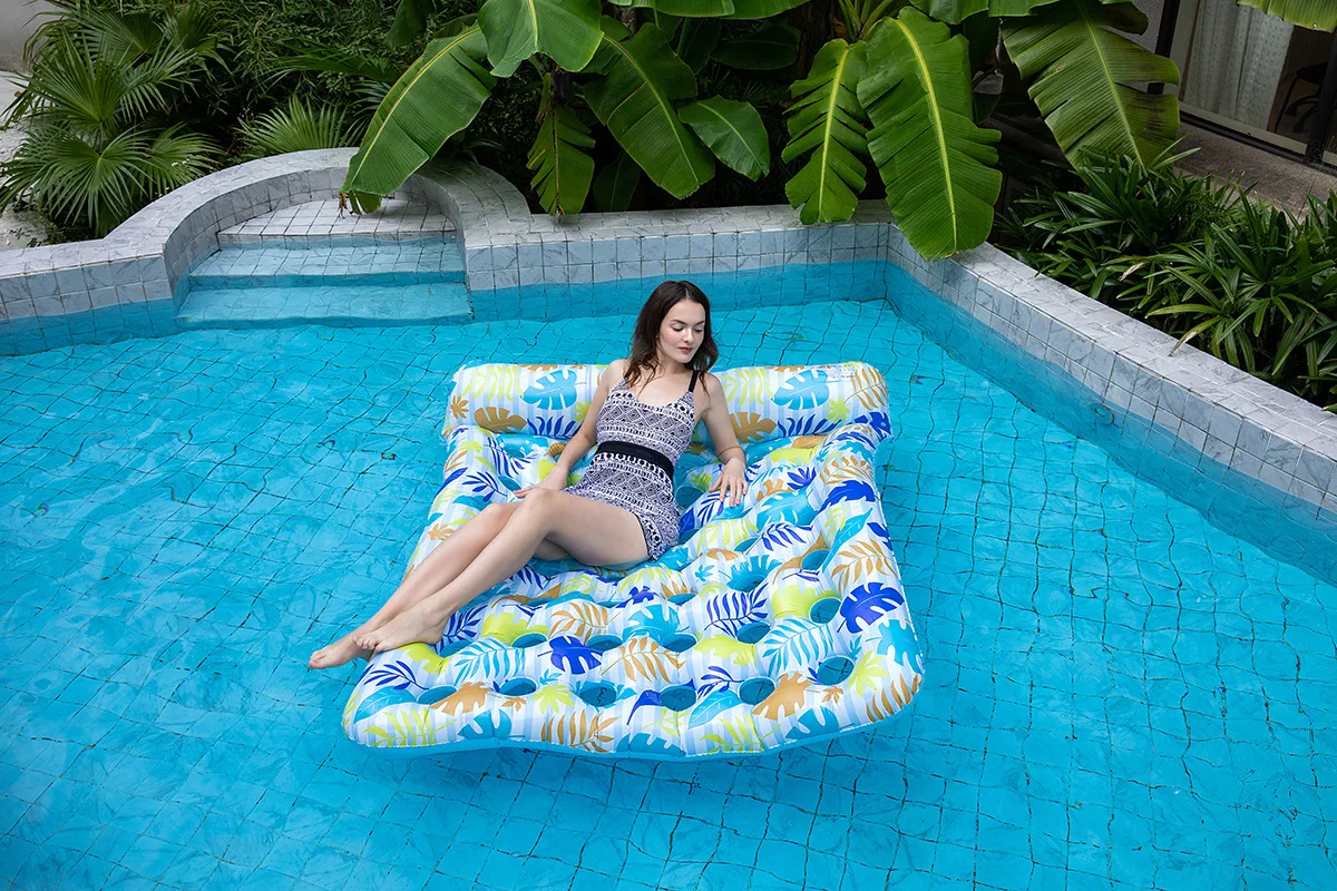 Mecedora flotante inflable en piscina