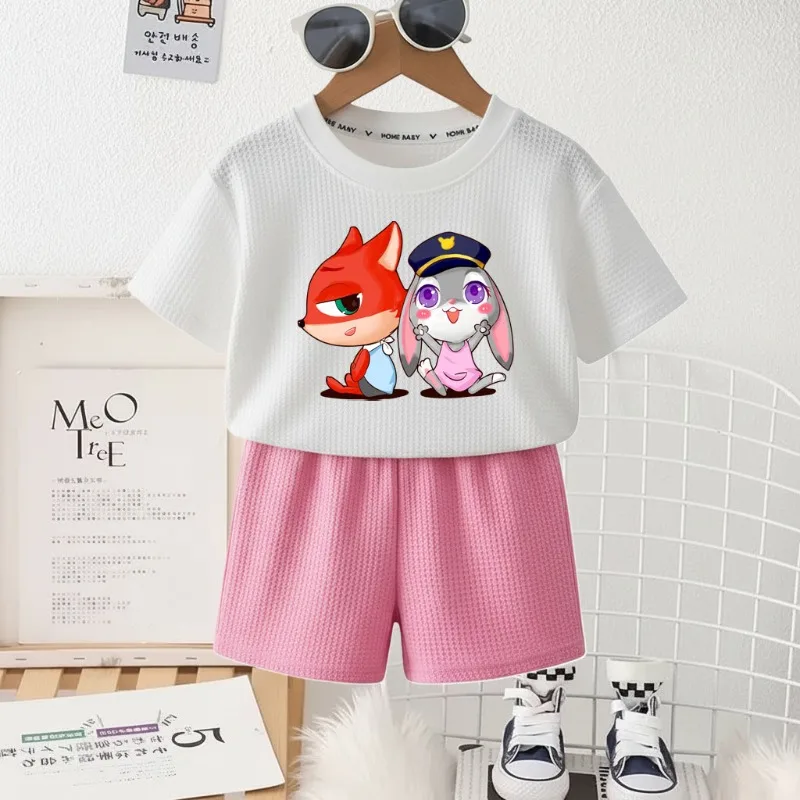 Conjunto de verano infantil con camiseta cuello redondo y bermudas