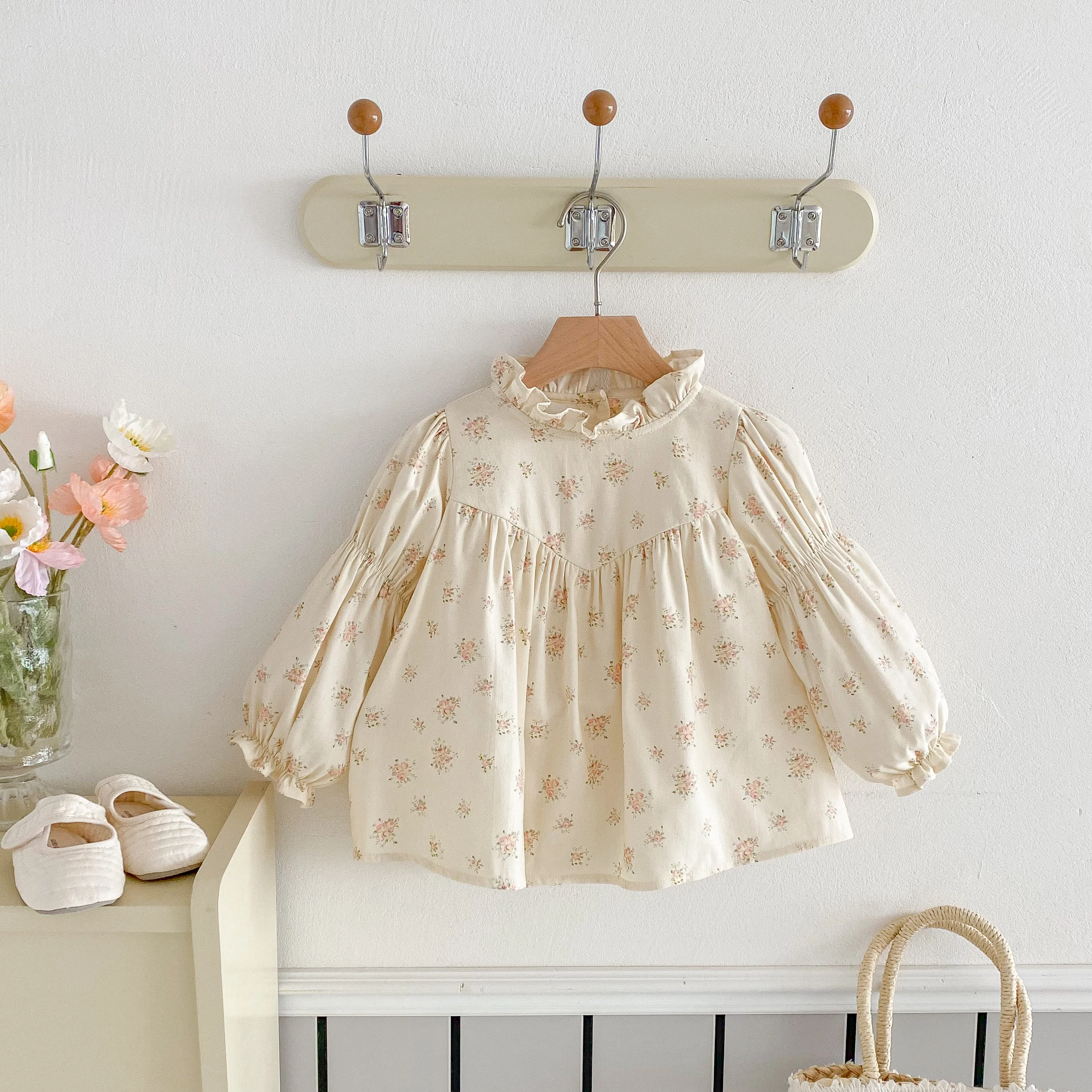 Camisa de niña con volantes y estampado floral - imagen 2