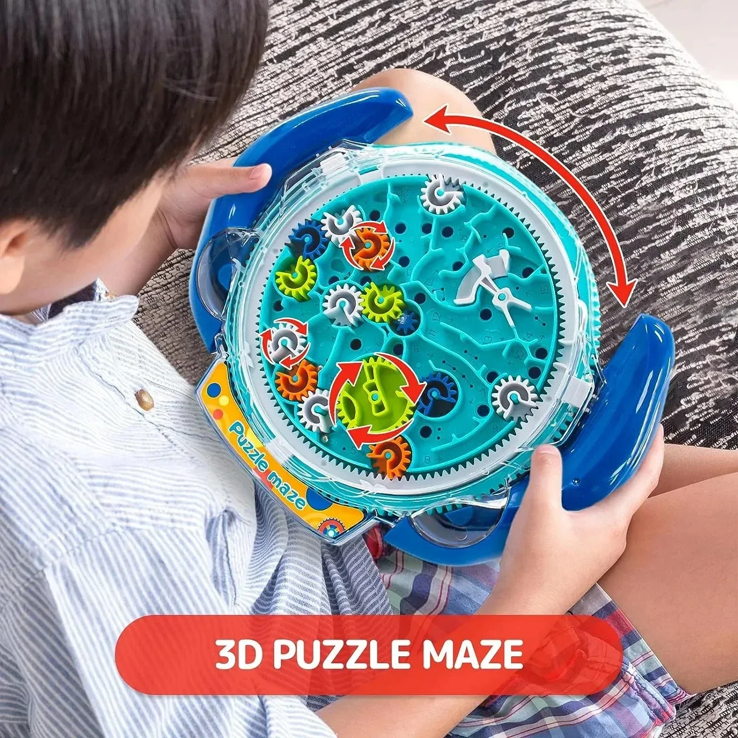 Niño interactuando con el laberinto de engranajes