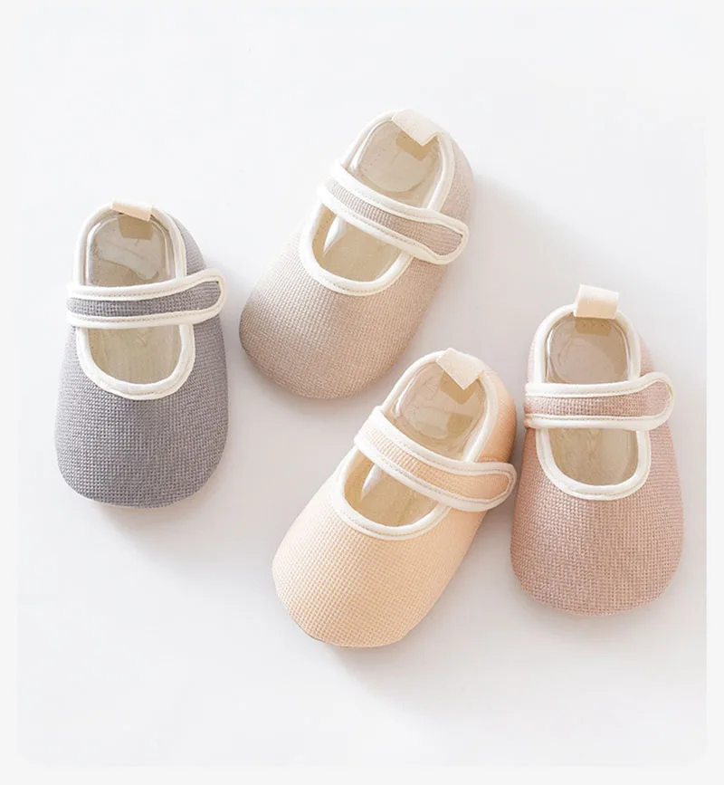Vista lateral del zapato infantil con detalle del cierre