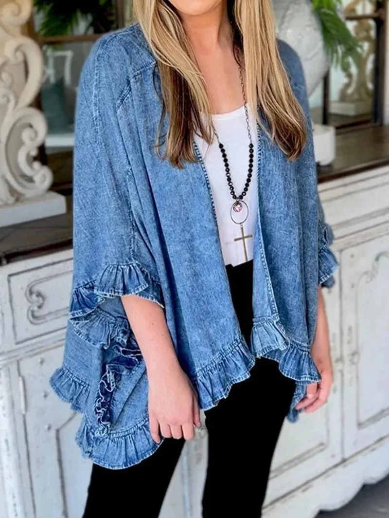 Chaqueta con diseño femenino, bolsillos y caída natural
