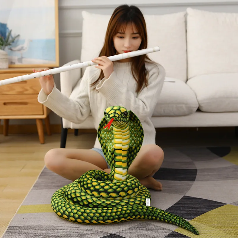 Peluche Cobra en ambiente de habitación infantil