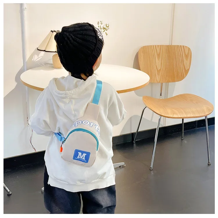 Vista del bolso en tamaño compacto para niños