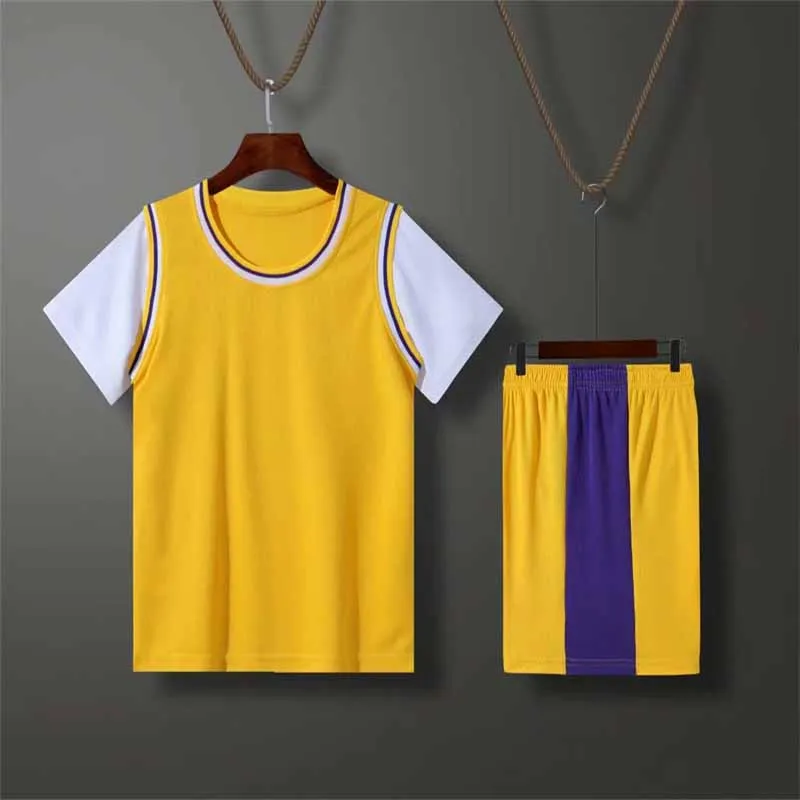 Niña con conjunto deportivo naranja