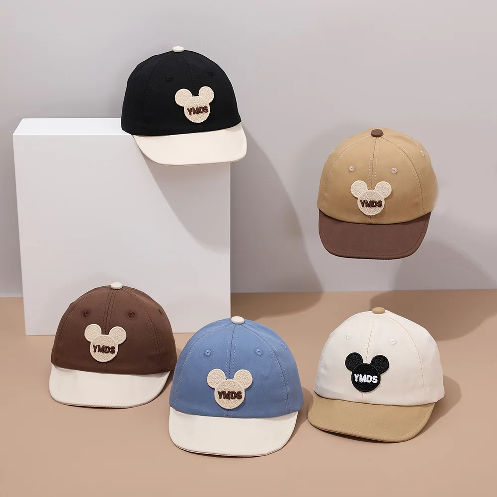 Gorra de oso vista lateral con detalle de costuras