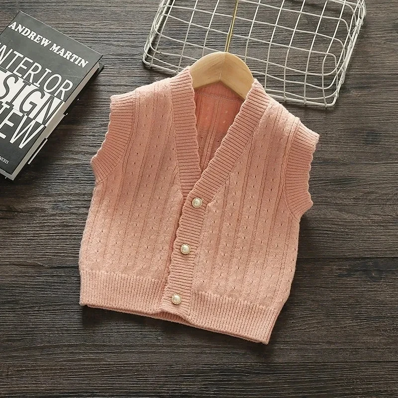 Detalle del cuello en V del chaleco para niña