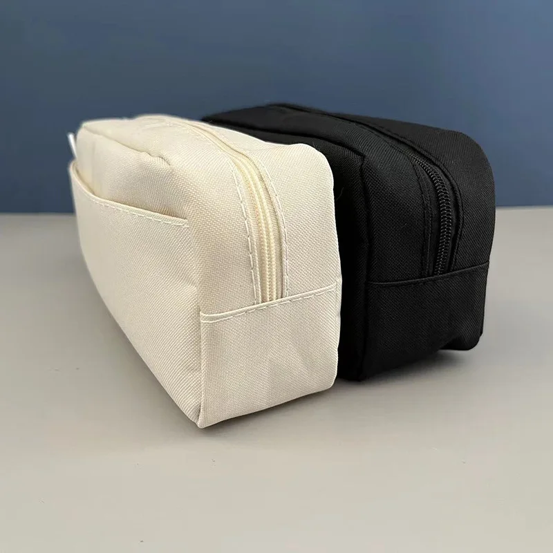 Bolsa en uso sobre una mesa con útiles