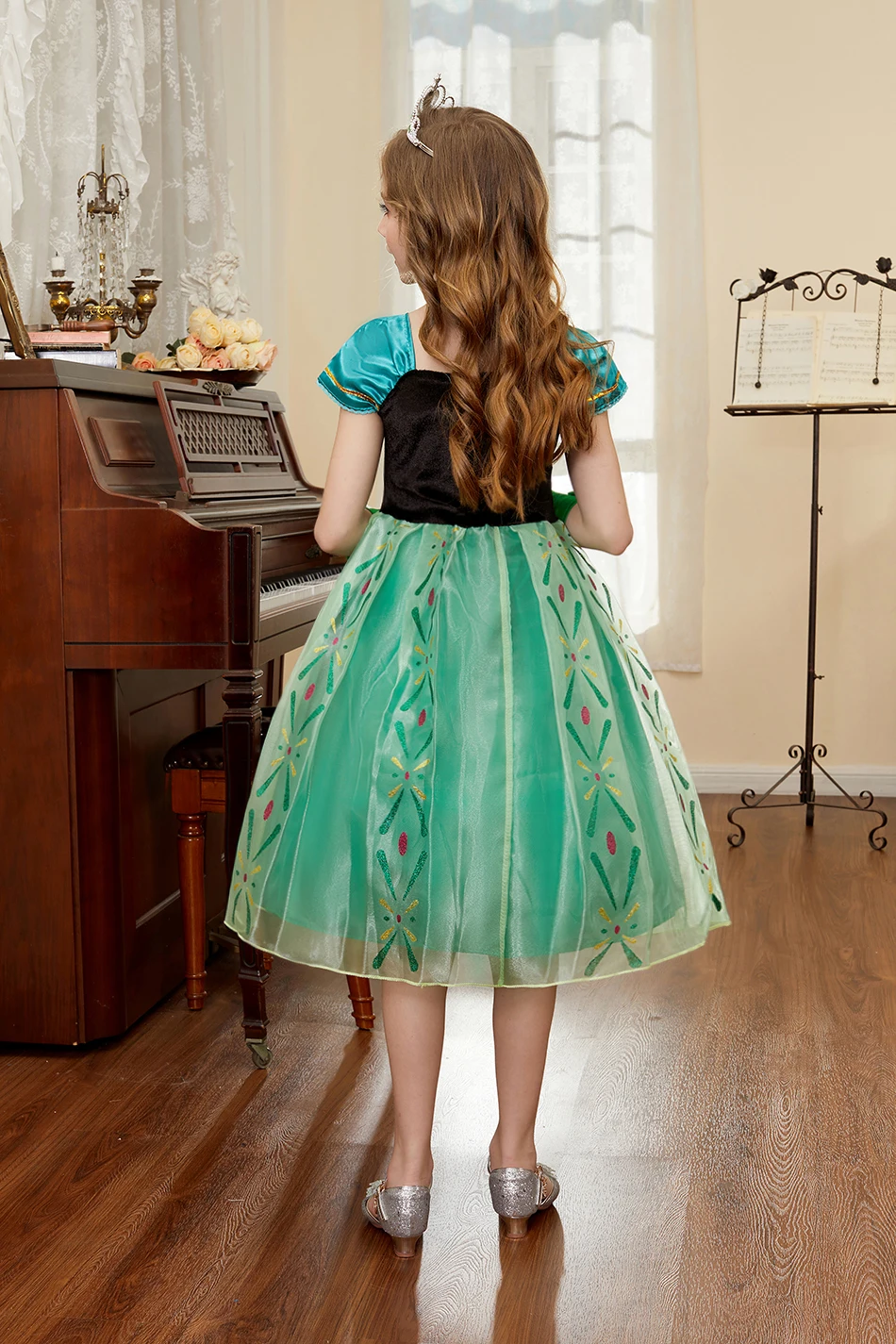 Vestido infantil de princesa visto desde atrás