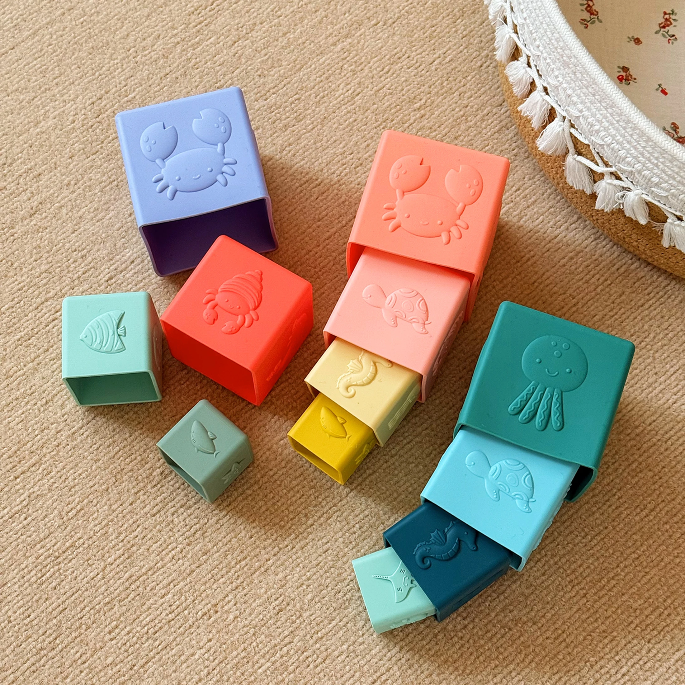 Juguete de baño Montessori con tazas apilables siliconadas sensorial - imagen 4