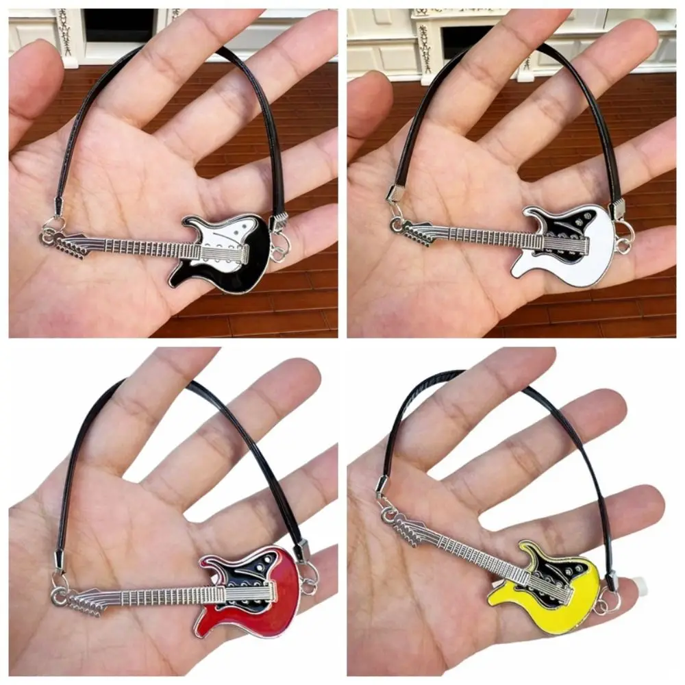 Mini guitarra para muñecas en colores rojo/negro