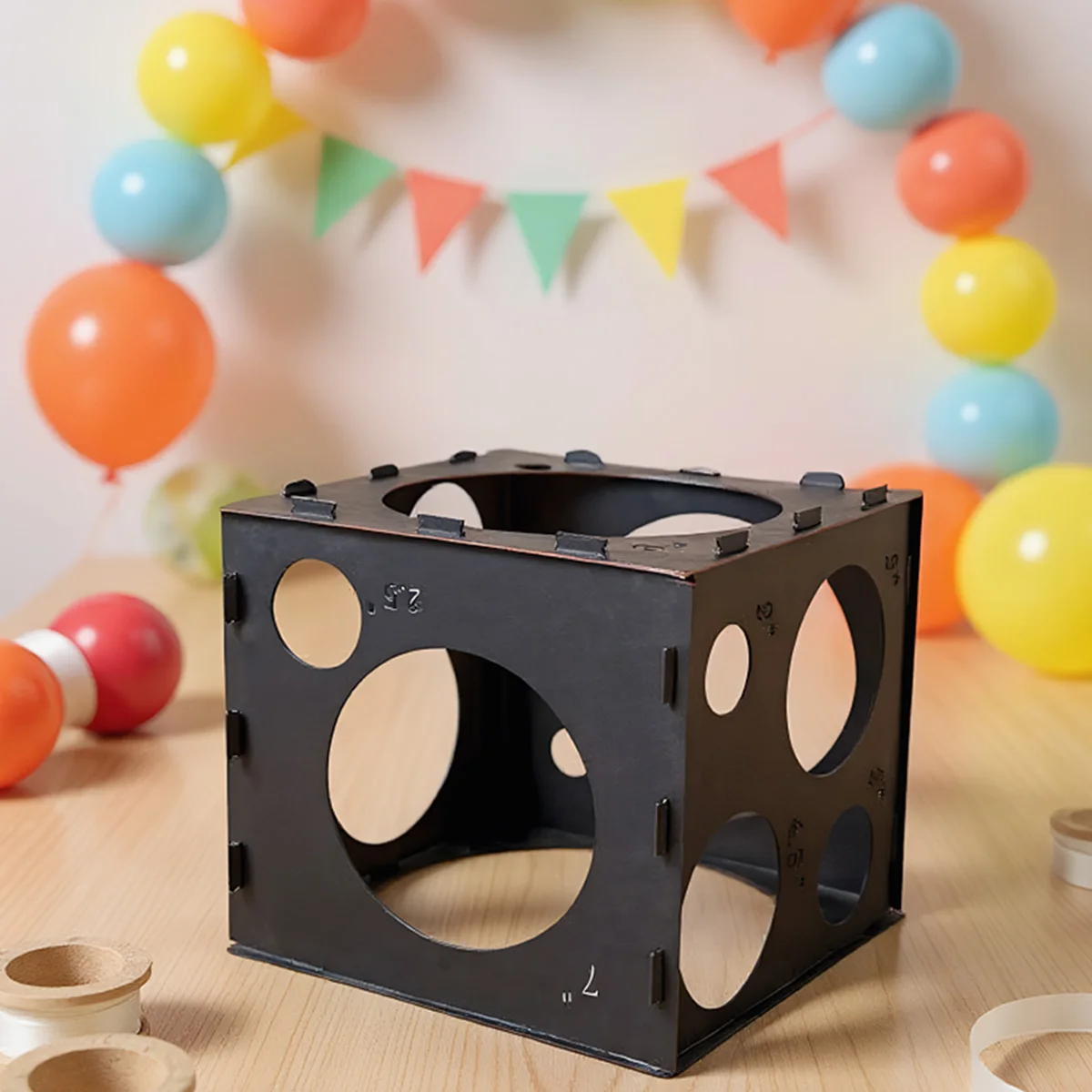 Usando la caja medidora para comprobar el tamaño de un globo