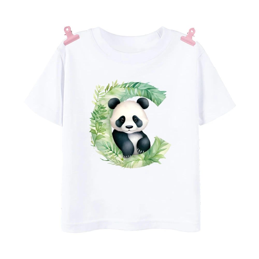Modelo infantil llevando la camiseta