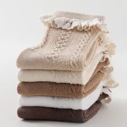 Calcetines altos antideslizantes de encaje y volante para niña