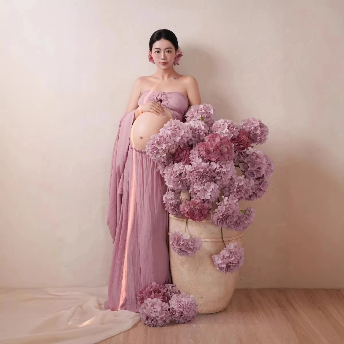 Vestido premamá rosa elegante para sesión de fotos - imagen 2