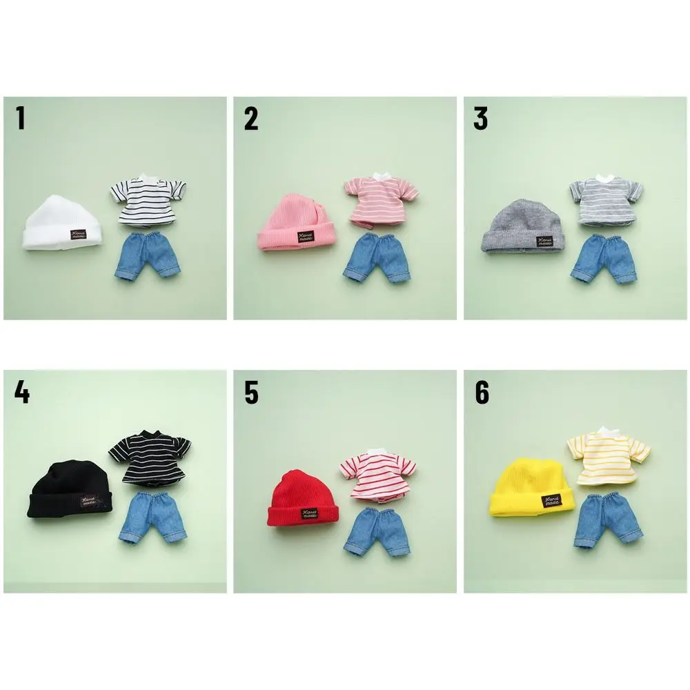 Detalle del sombrero de punto y camiseta para muñecas OB11