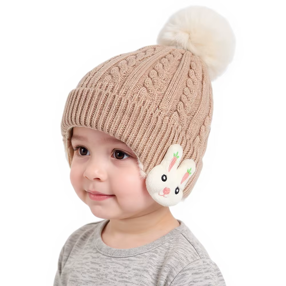 Niña usando el gorro en un día nublado, demostrando su ajuste cómodo