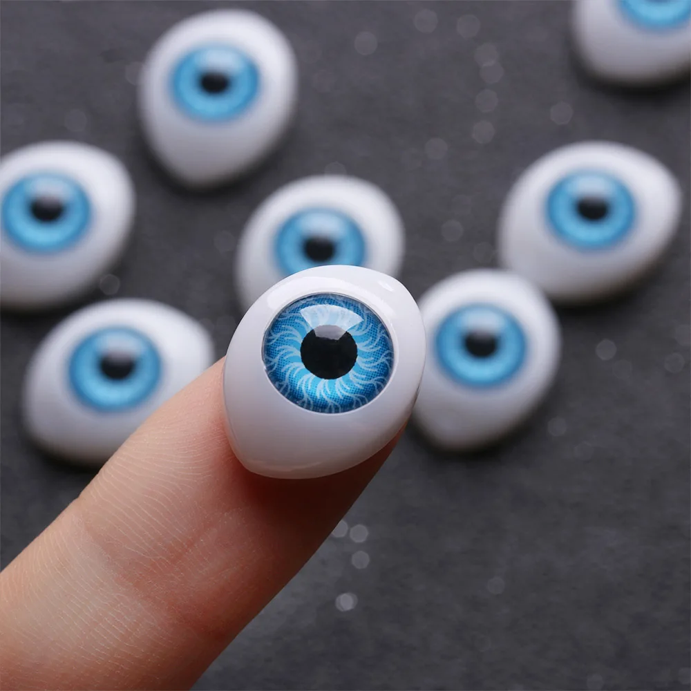 Detalle de ojos de seguridad instalados en muñeco de ganchillo