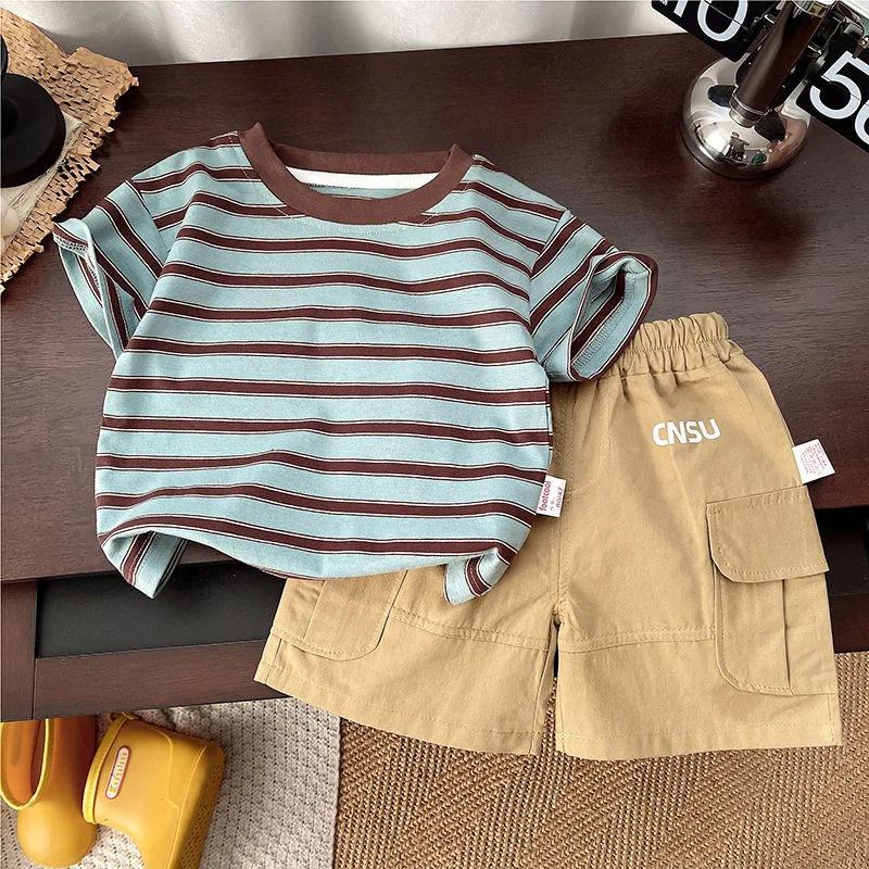 Camiseta de manga corta a rayas y conjunto infantil