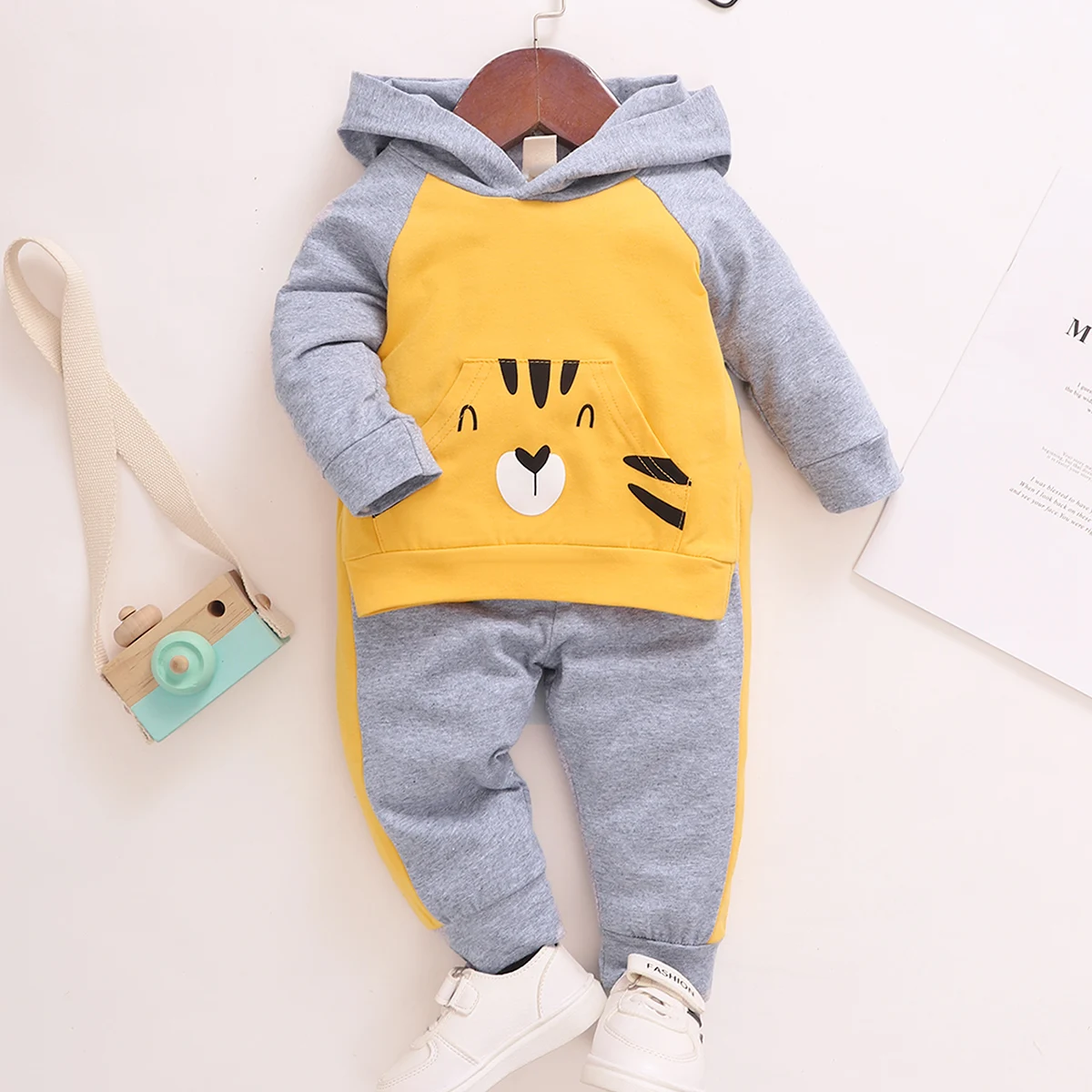 Conjunto polar bebé con capucha y pantalón tiger – Invierno - imagen 2