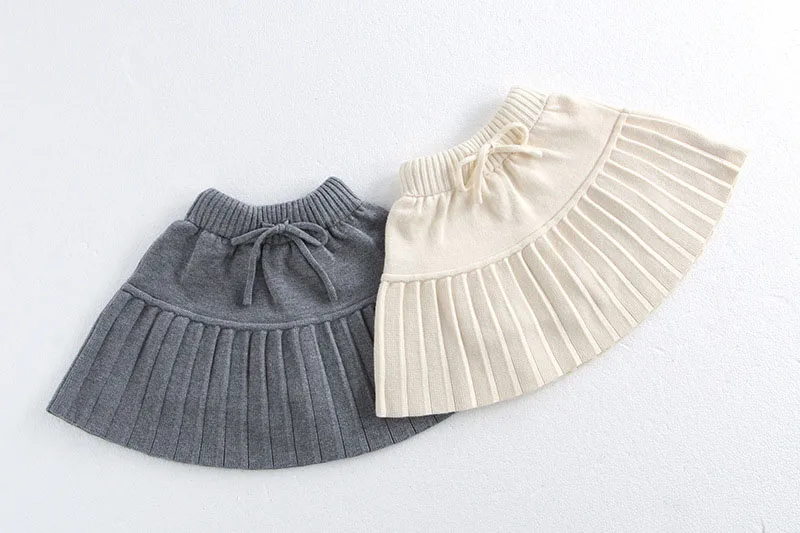 Modelo infantil con falda plisadarosa