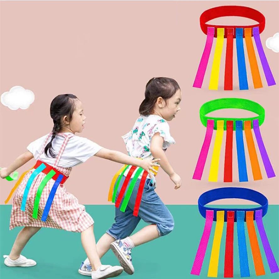 Juego al aire libre en equipo para niños: cola de atrapar